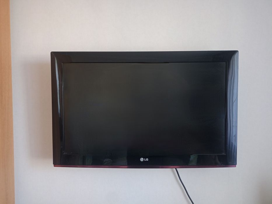 Телевизор LG 32" + приставка SEGA Mega Drive II в подарок