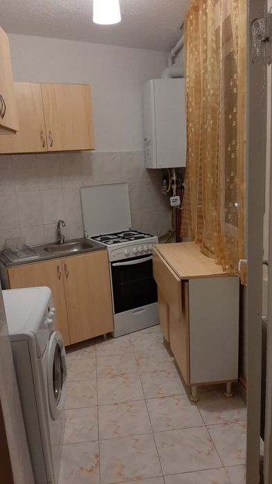 Dau în chirie garsonieră
