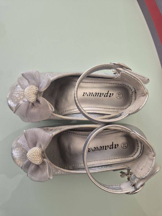 Vand pantofi argintii pentru fetite