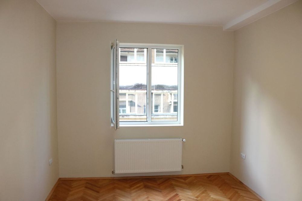 Офис до Народното събрание с паркомясто – 3 помещения, луксозен ремон