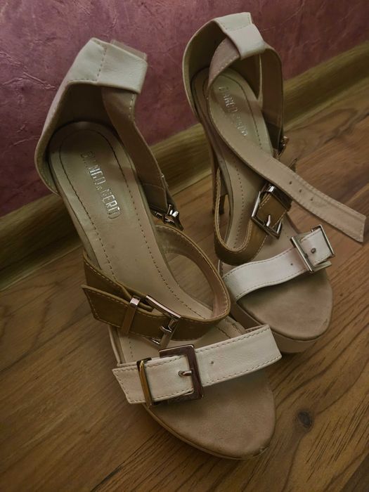 Бели сандали на ток