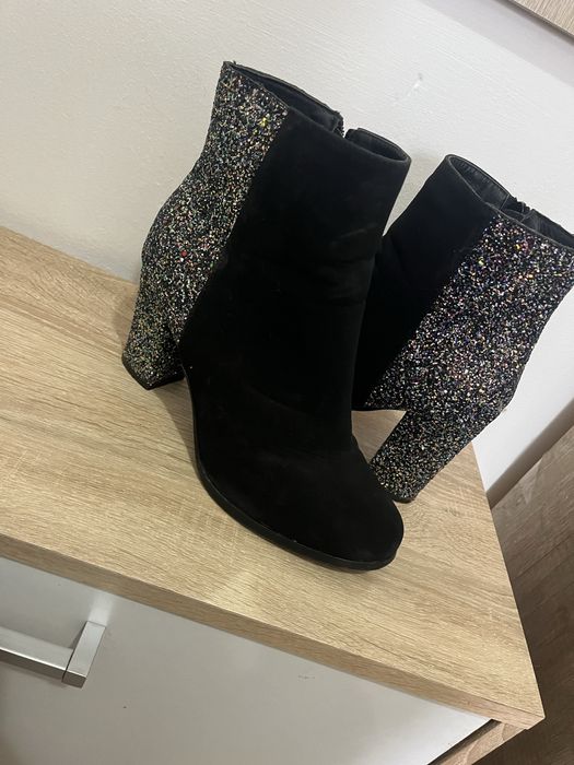 Vand botine marimea 40 purtate o simgura data