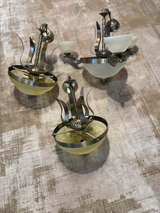 Set 3 lustre clasice din metal bronz antichizat și sticlă alabastru