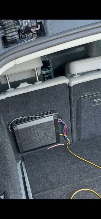 Vând subwoofer alpine 1000w cu stație