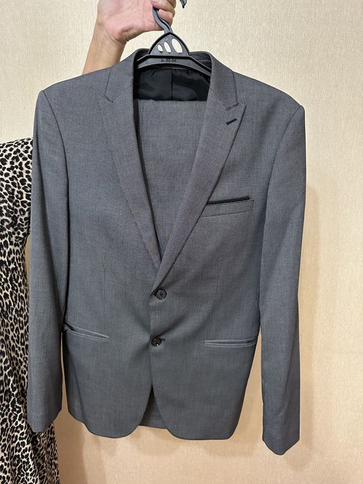 Продаются костюмы с брюками