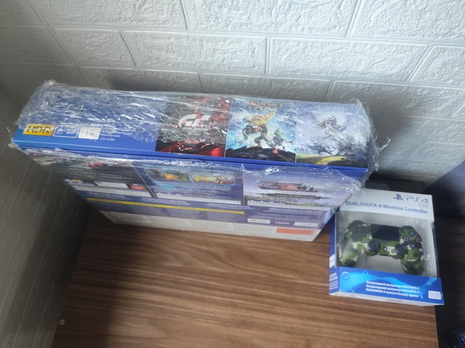 Продам  новую PS4