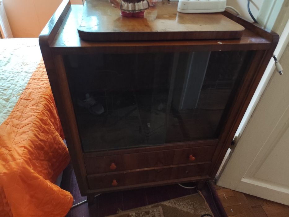 Vând mobila veche din lemn masiv