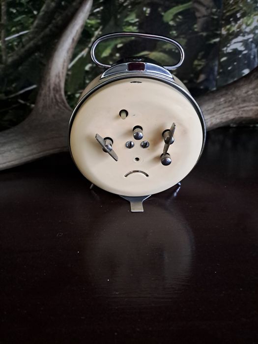 Механичен часовник с будилник