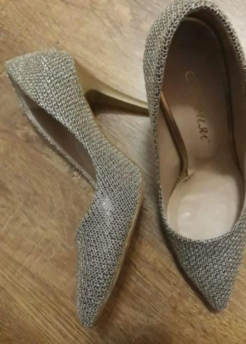 Pantofi stiletto aurii