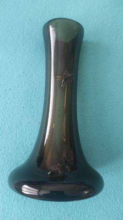 Вазички от тъмно стъкло