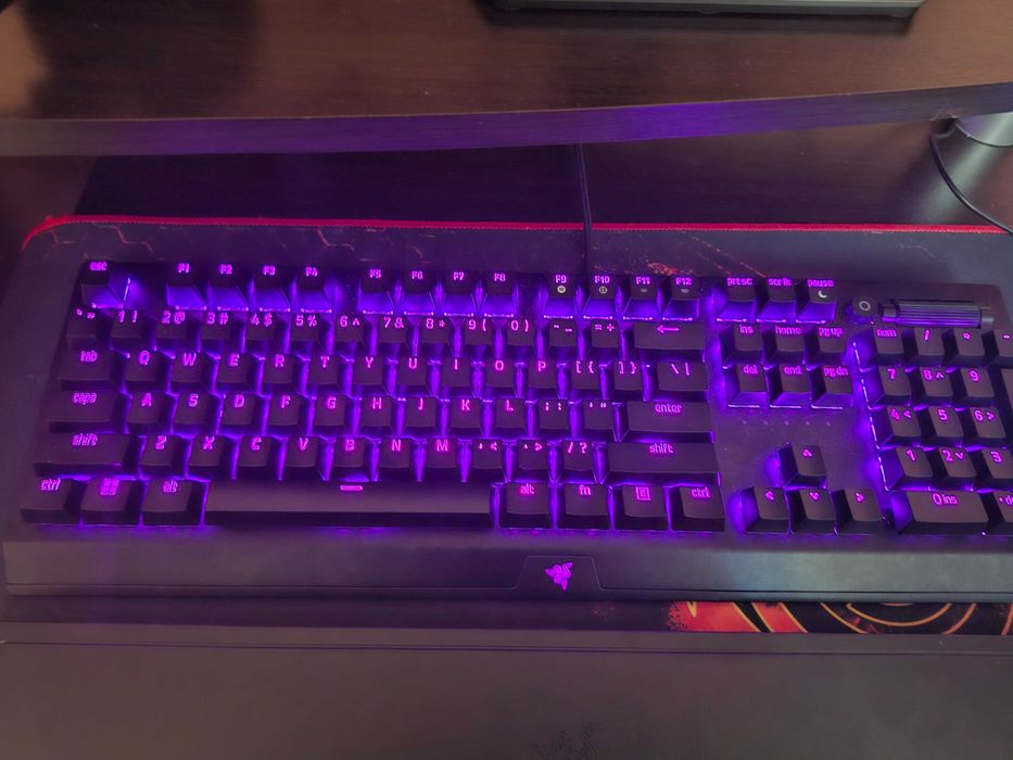 Vand tastatura Black widow v3 folosita max.o săptămână