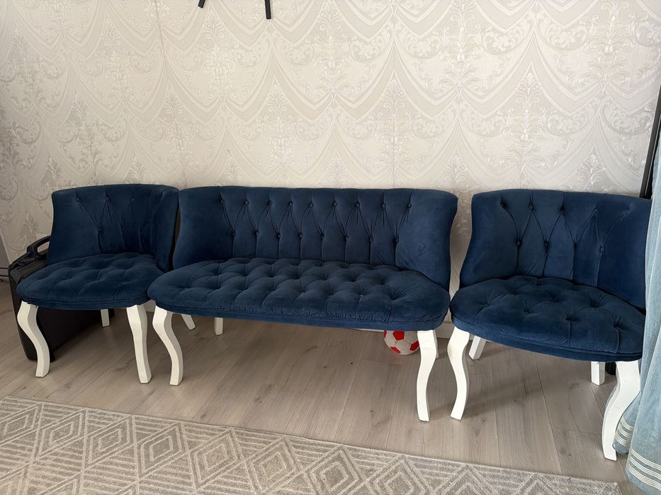 Продам диван с двумя креслами