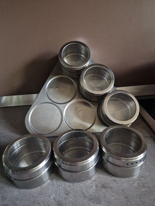 6 броя магнитни солници за подправки с поставка MAGNETIC SPICE