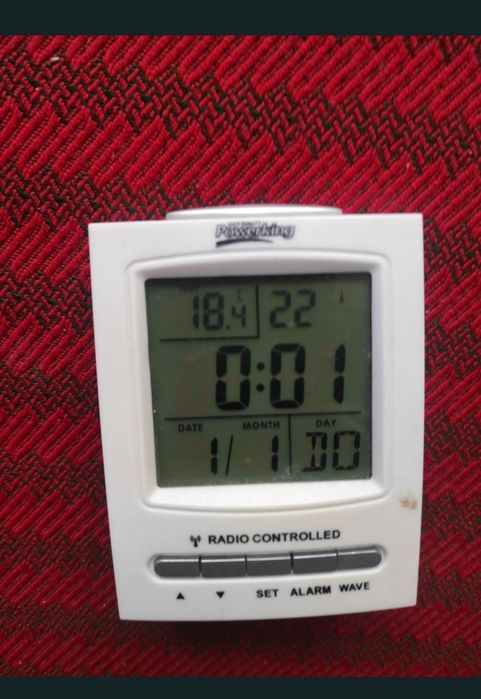 Ceas de birou, complex combinat cu alarmă, calendar, masurare temperatura și multe alte funcții.