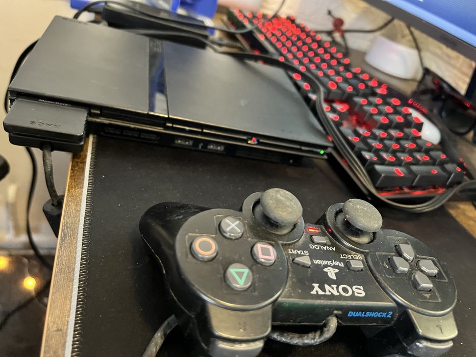 Playstation 2 plus 2 jocuri