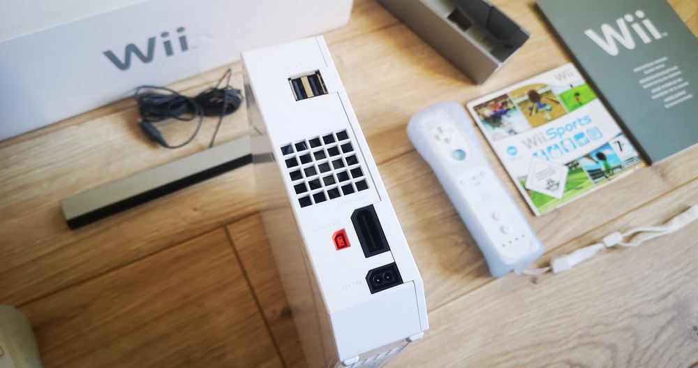 Nintendo Wii пълен комплект с кутия два контролера и игра