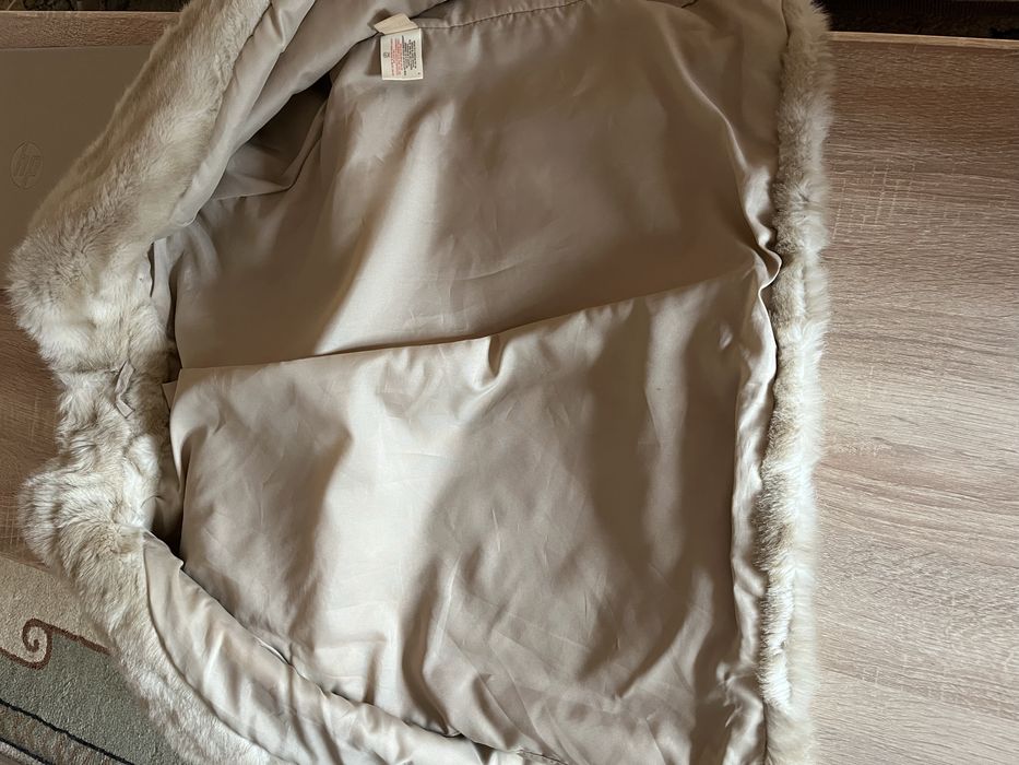 Пухкаво палто от еко косъм в бежов цвят