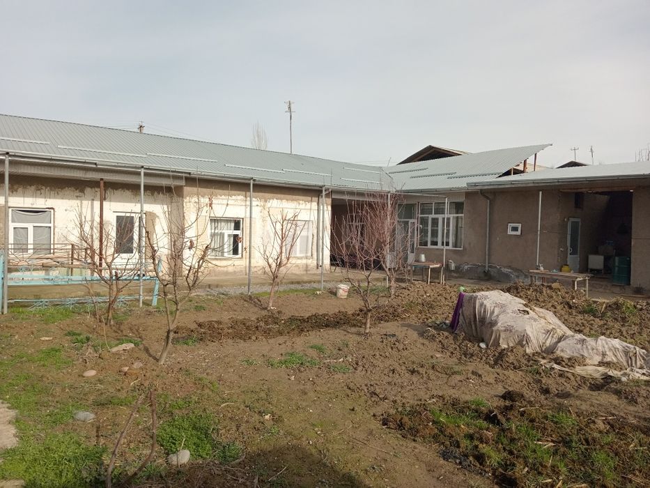 Uy sotiladi 8 xona oshxona hammom molxona yevroremont