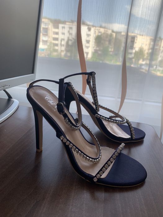 Sandale Chi Chi London cu toc superbe cu strasuri . Sunt noi