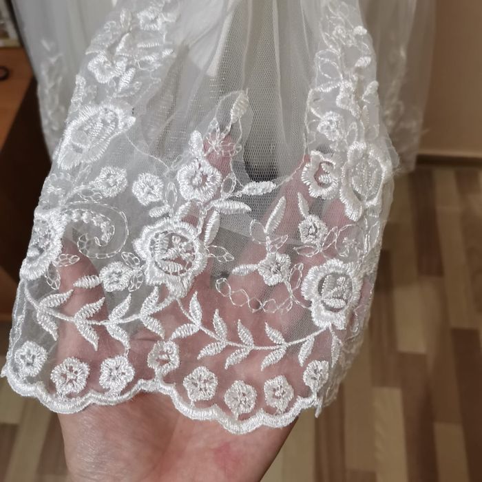 Платье цвета айвори.