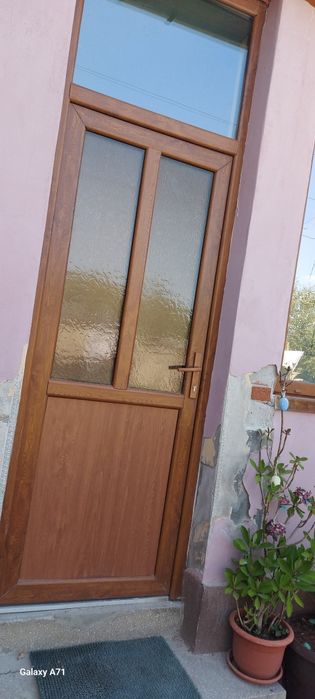 Vând ușă de termopan, culoare stejar auriu, cu următoarele dimensiuni: înălțime 277, lățime 90.