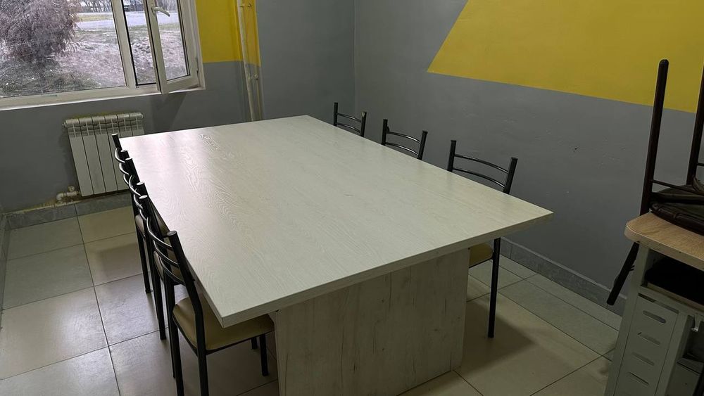 Парты, стол и стойка регистрации