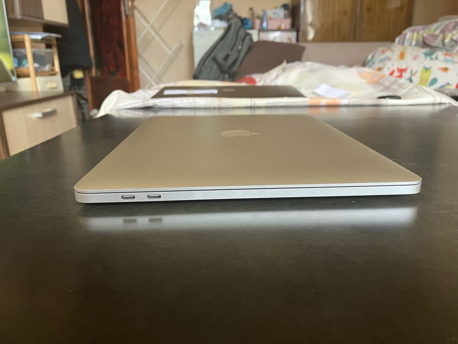 MacBook Pro 2017, four Thunderbolt touch