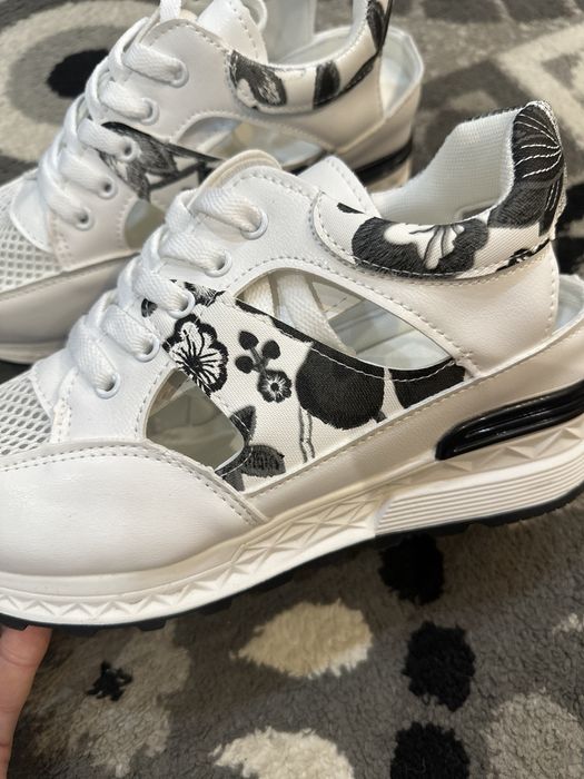 Женские босоножки