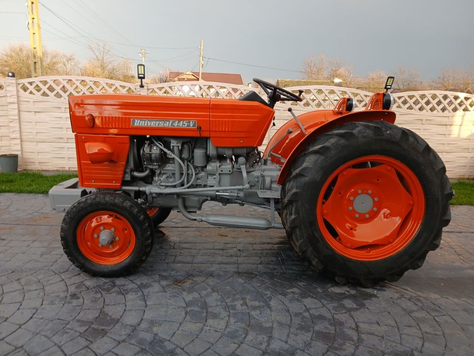 Tractor universal 445v
