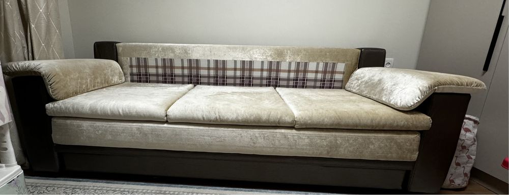 Продам срочно диван в отличном состоянии