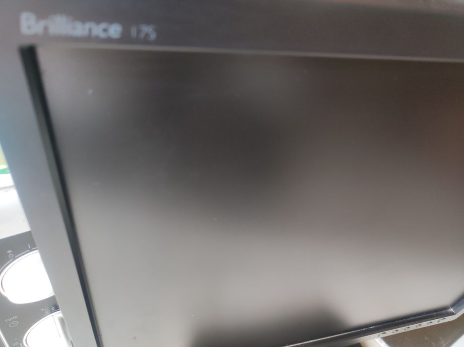 Монитор, компютър,и клавиатура