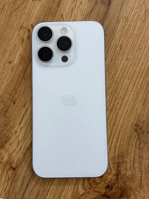 Коледен подарък iPhone 16 pro White 2 години гаранция