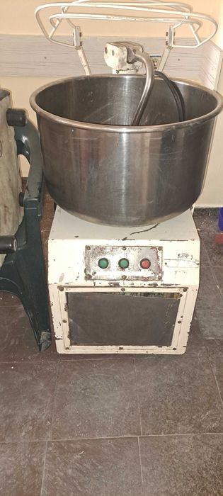 професионална тестомесачка