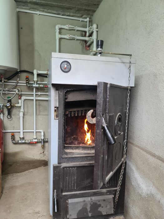 Vând centrală din fontă