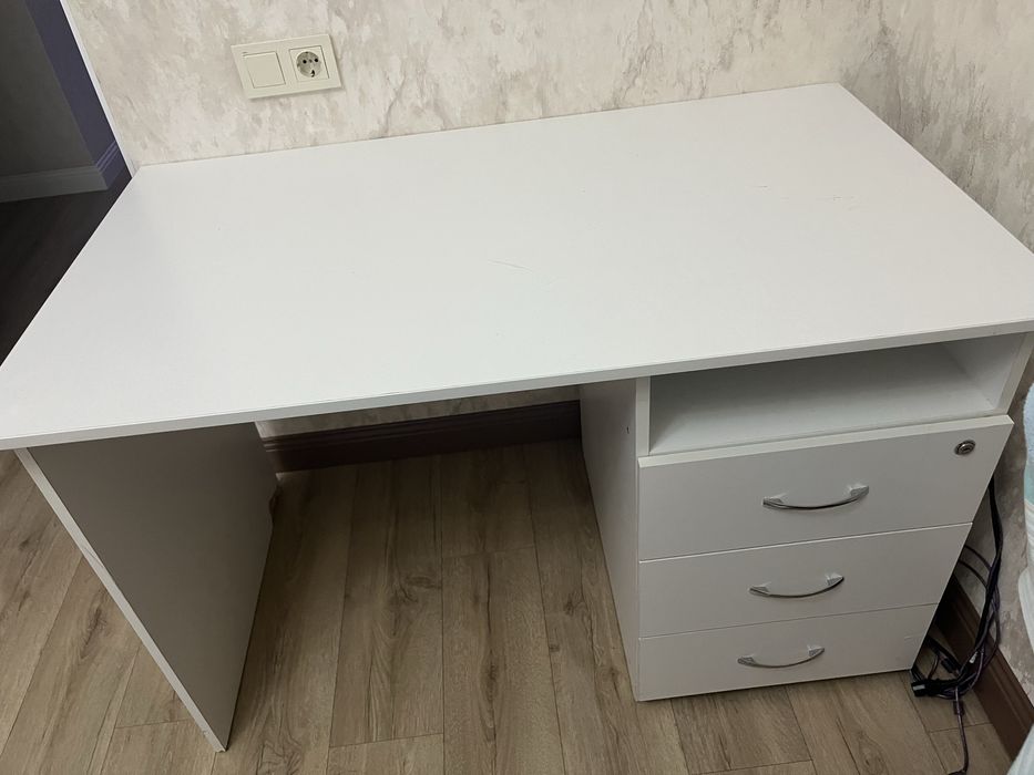 Продам стол письменный