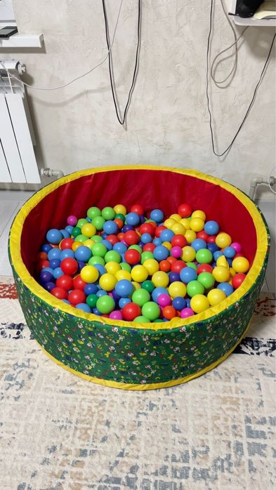 Детский столик для кормления и бассейн.