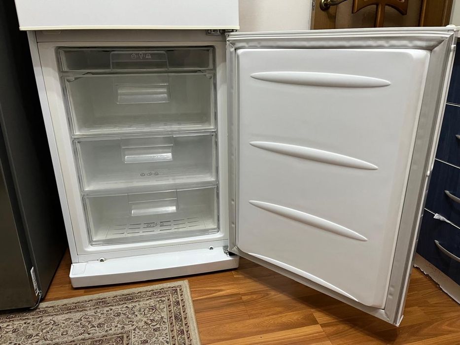 Холодильник LG с морозильником