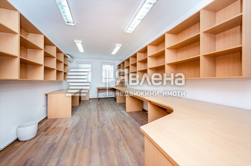 Просторен имот до бул. България