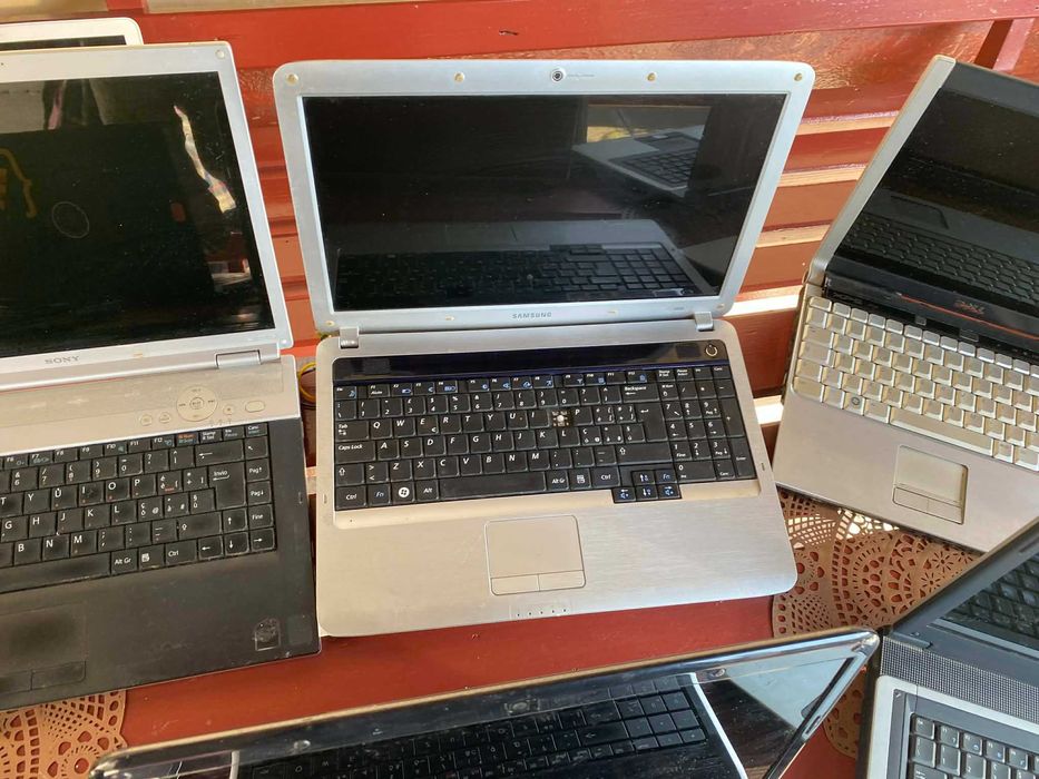 8 Laptopuri Toate la pachet 380 Lei