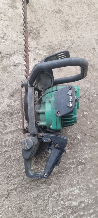 Foarfecă de tuns gardul viu pe benzină