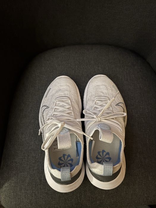 Продавам дамски маратонки Nike