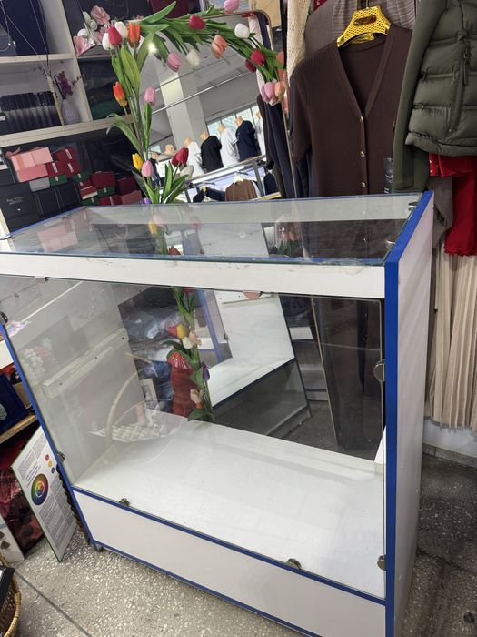 Продам стеклянную ветрину