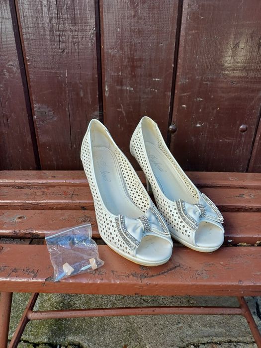 Vand pantofi cu toc, numărul 37.