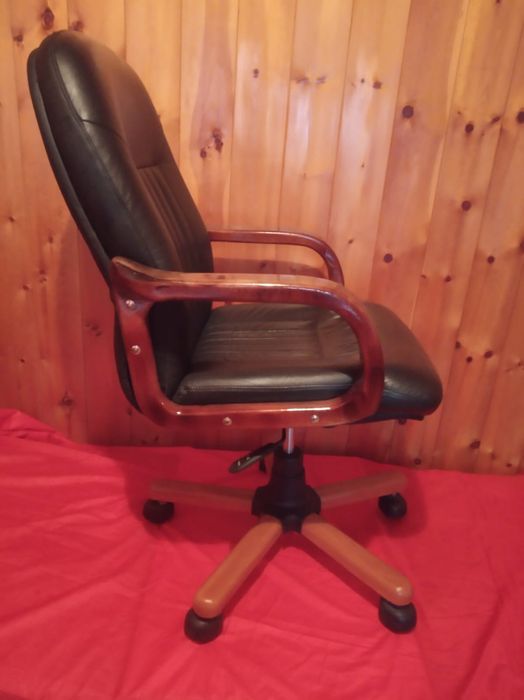 Кресло кожаное черное