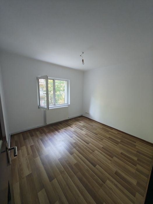 Vand apartament 4 camera, M16