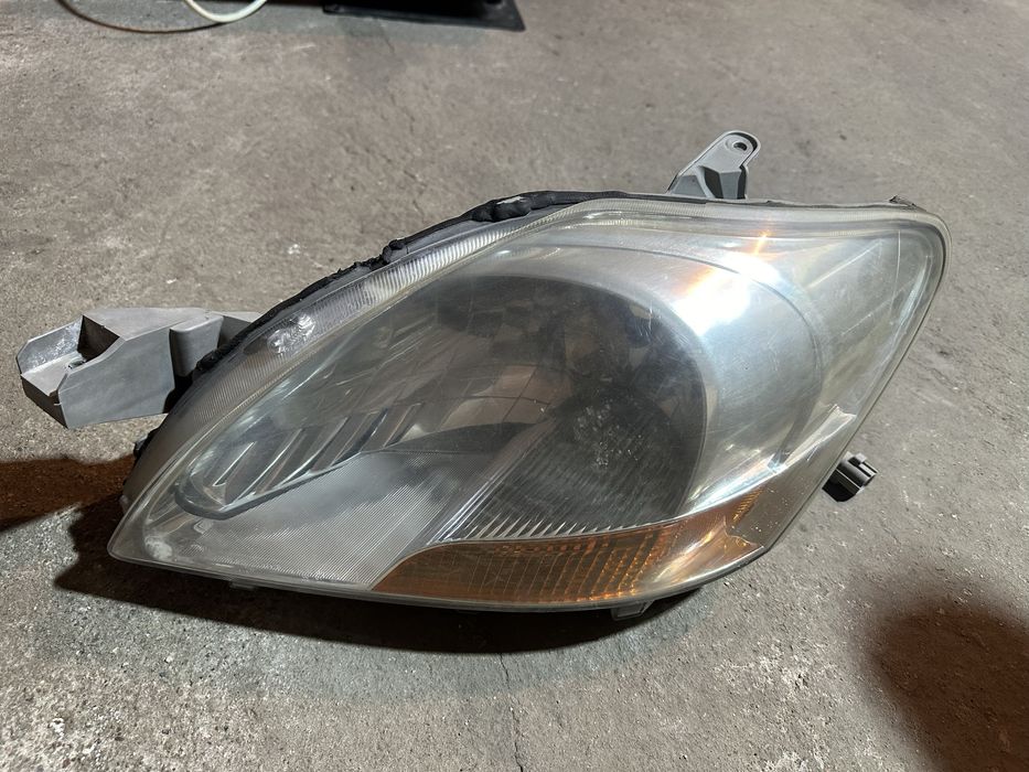 Передние фары ярис