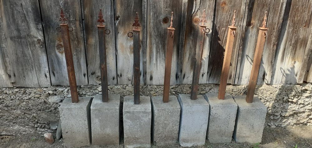 Vind opt stalpisori, montati in ciment, pentru doua locuri de veci.