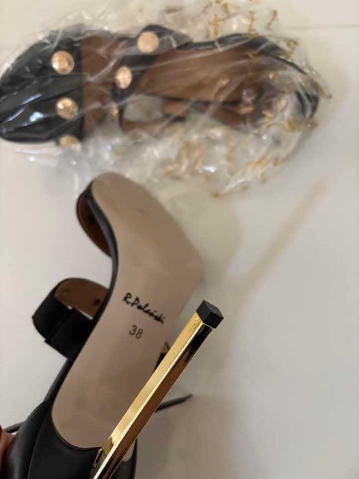 Бели / черни сандали със златни капси