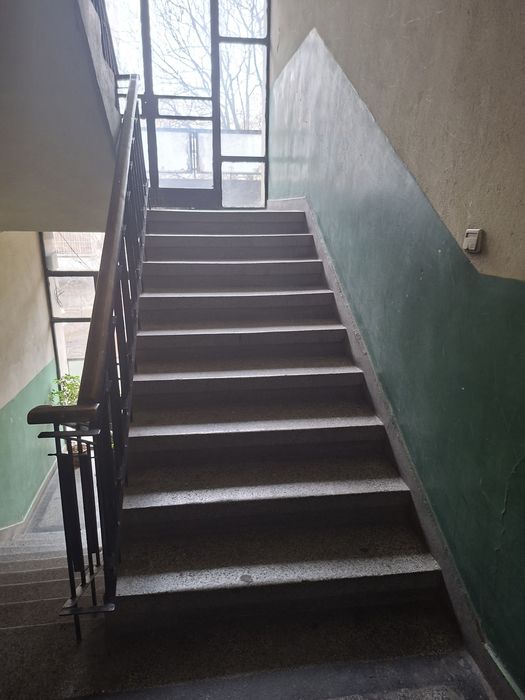 Продавам тристаен апартамент до Мед институт