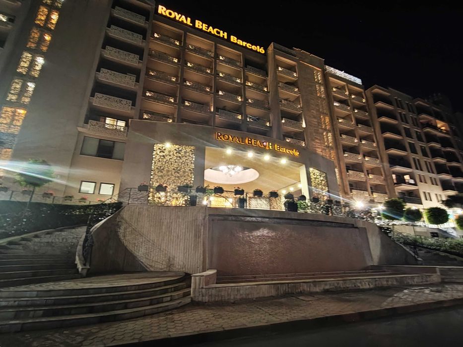 Зад Хотел Дюн на втора линия, Комплекс Royal Beach Barcelo с три басейна и голяма тераса